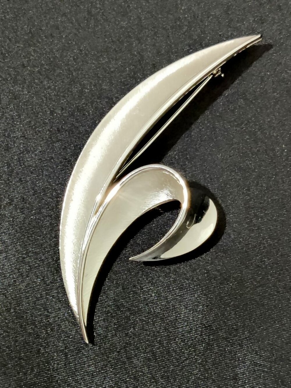 Vintage Signed MCM Crown Trifari Brushed Silver Toned Leaf Brooch 3.5”